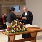 ein Geschenk überreicht.