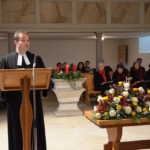 Pfarrer Hanspeter Schürch liest das Evangelium